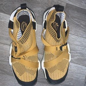 Chaco women’s z ronin sandal (color spice)